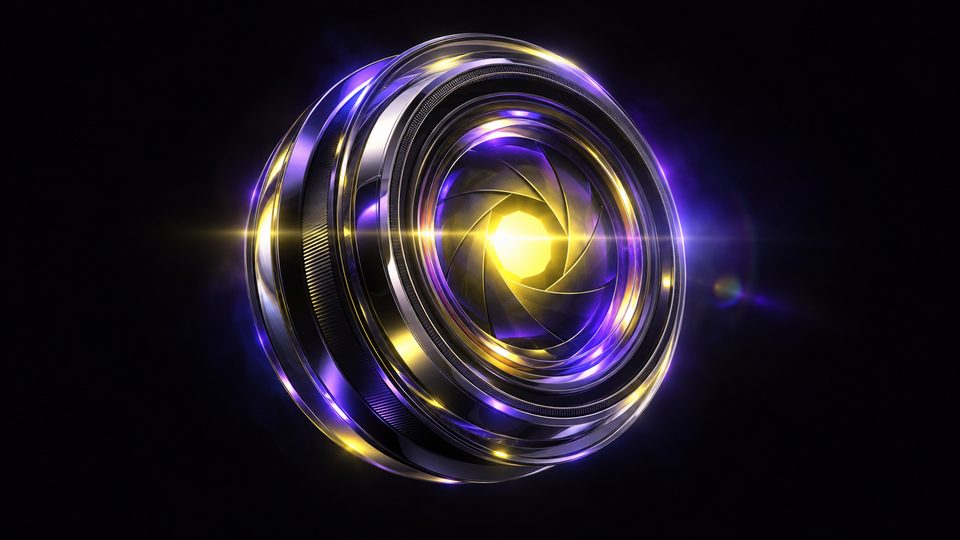 Render abstracto de un lente de cámara de cromo y vidrio con un diafragma de luz amarilla